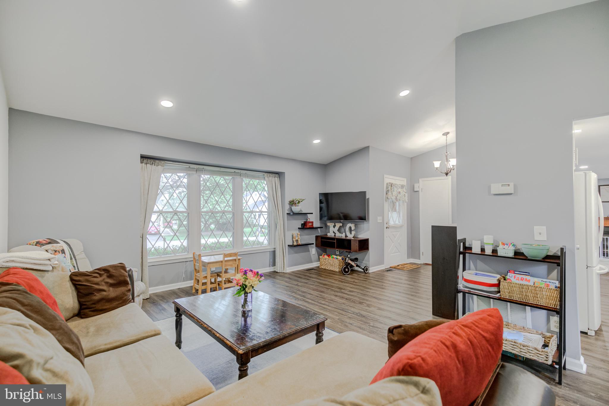 COUNTRY ROADS - Residential