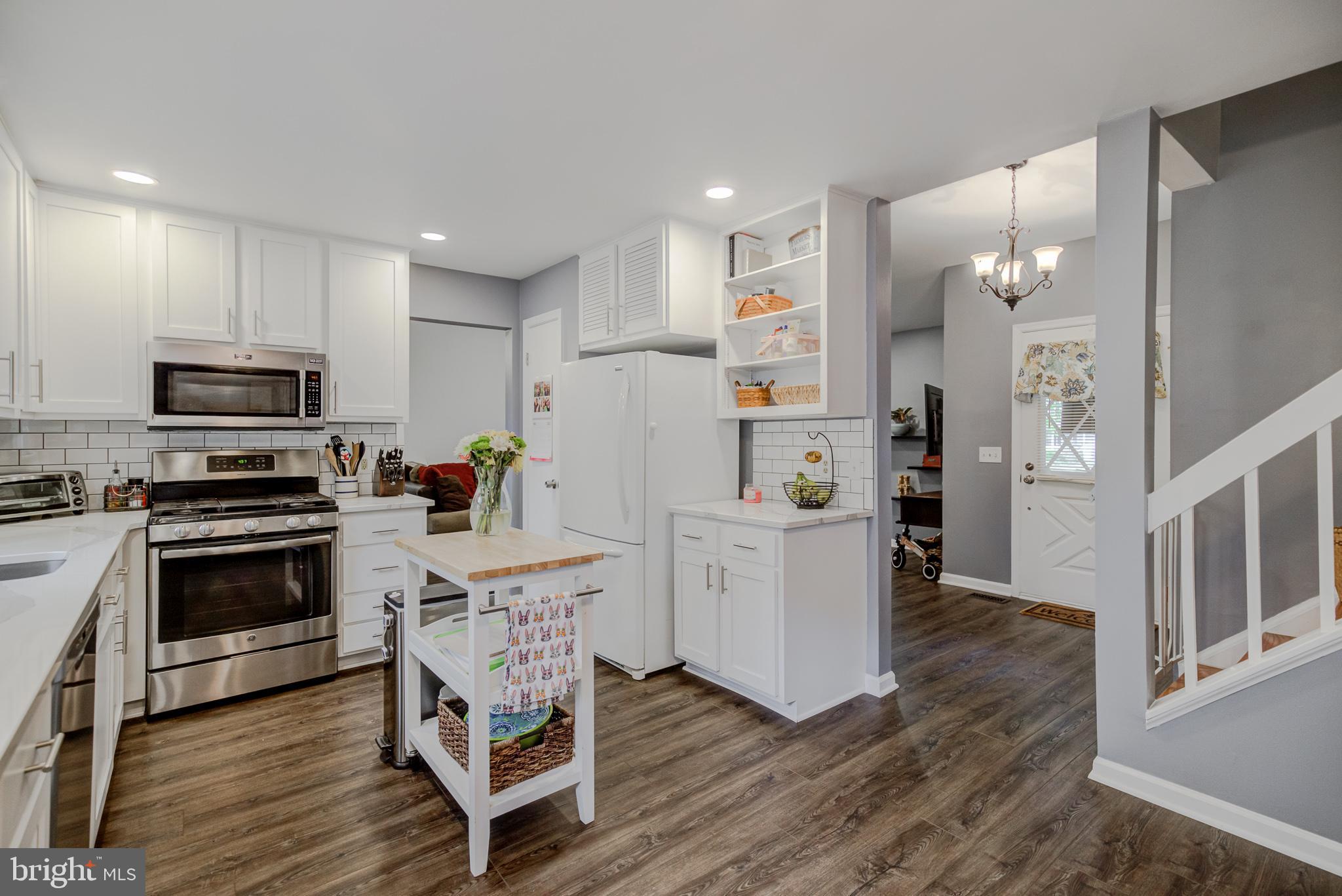 COUNTRY ROADS - Residential