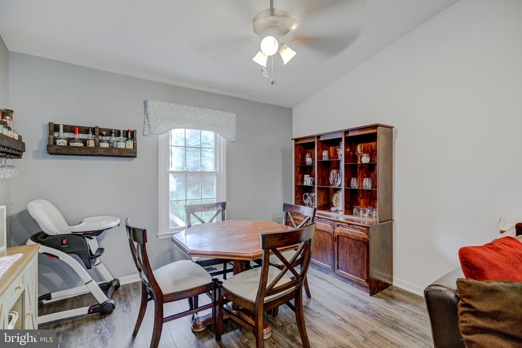 COUNTRY ROADS - Residential