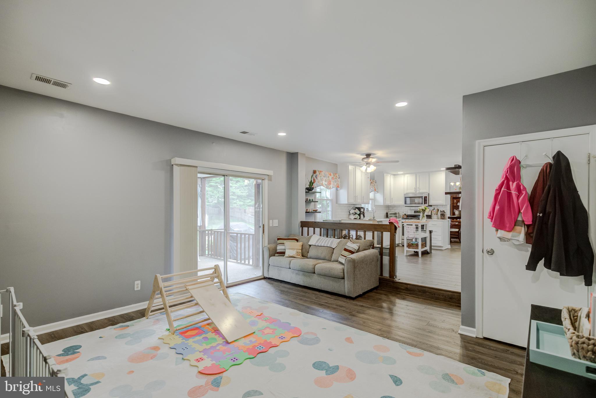 COUNTRY ROADS - Residential