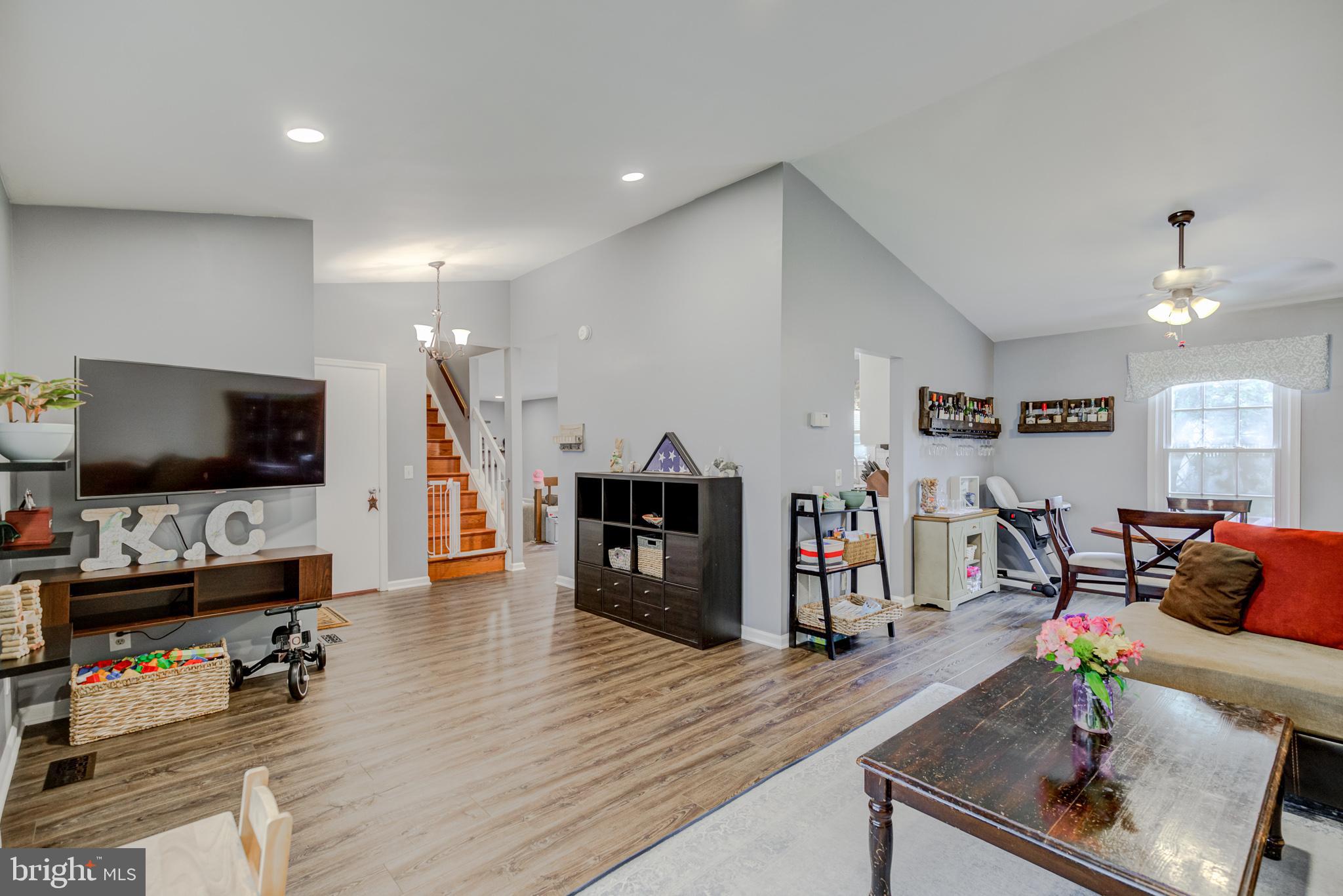 COUNTRY ROADS - Residential