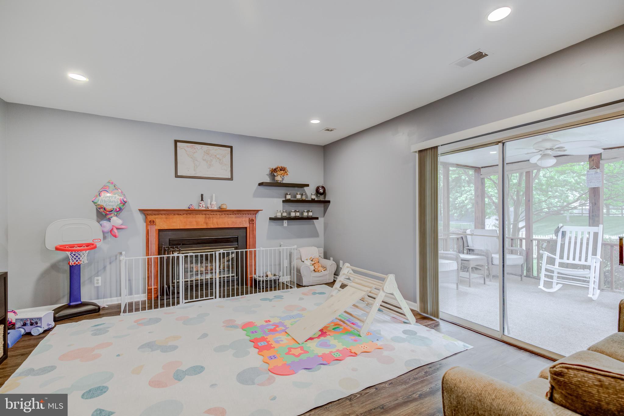 COUNTRY ROADS - Residential