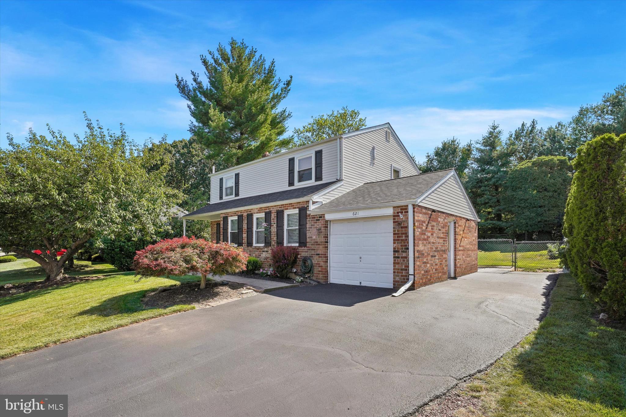 621 CRESTWYCK DRIVE
