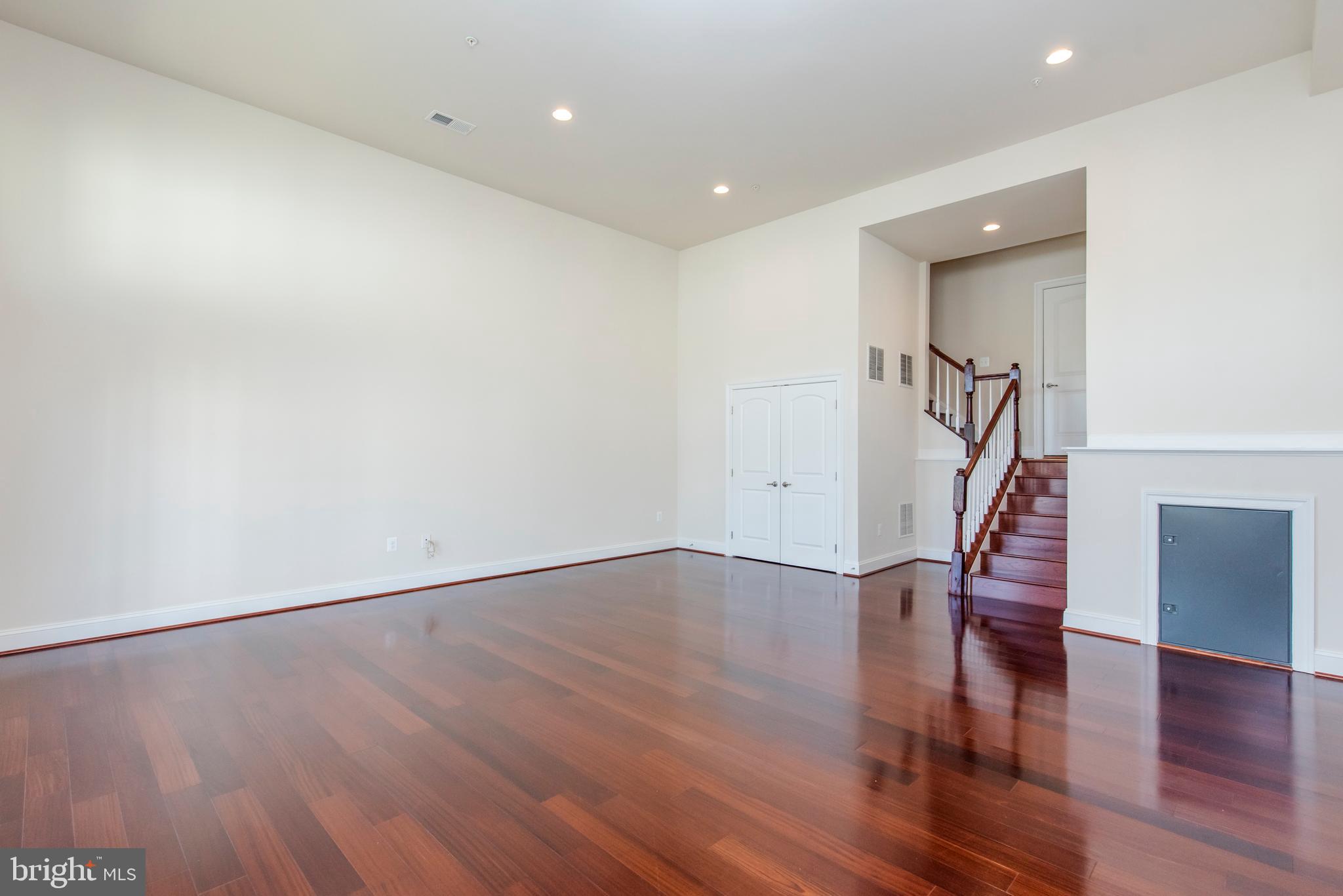 AUTUMN RIVER - Residential Lease