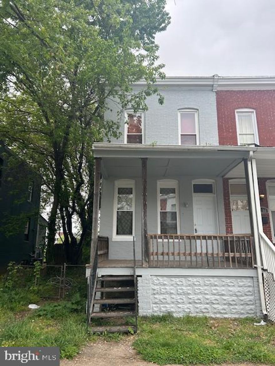 Recently updated 2Bd/1.5ba SDT - new paint, new flooring, kitchen cabinets, windows and ready to move in.
Fenced back yard, CAC