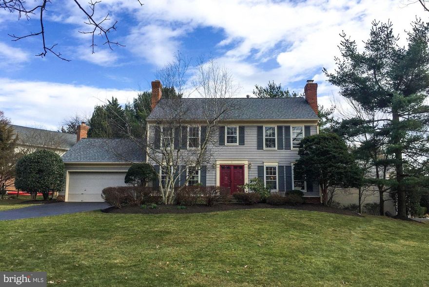 BEAUTIFUL & CLASSIC N FARM COLONIAL offering 5BR/3.5BA + just over 3,600SF perched on a prominent corner lot. Updated throughout w/ great living spaces + a contemporary kitchen complete with granite + stainless steel. Rec room, playroom + workshop on LL. Fantastic community amenities - park, tot lots, sports fields. Minutes to popular Old Farm pool.