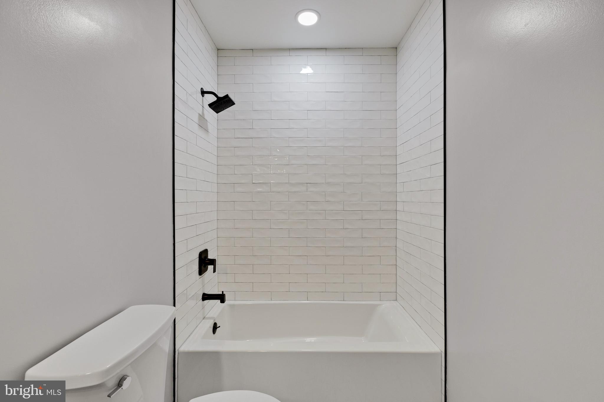 DIVINES CHESTERBROOK - Residential Lease