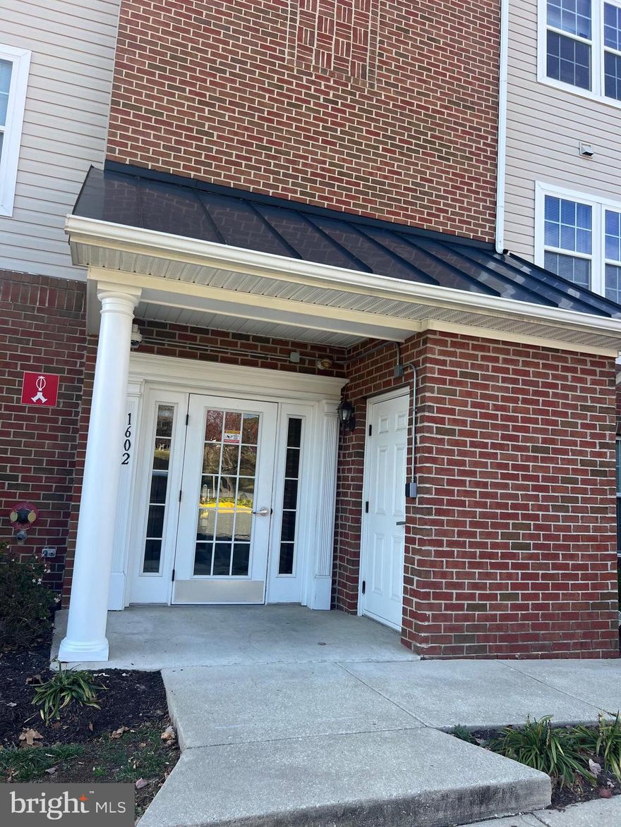 Be home for the Holidays.  This 2-bedroom 2 bath unit is ready for you.  This beautiful unit features 2 spacious bedrooms and 2 full bathrooms with a large walk-in closet, private bath with vaulted ceilings.  Enjoy cooking in your huge kitchen, while entertain guest in the open floor plan living space.  It's the perfect location to enjoy shopping and great restaurants.