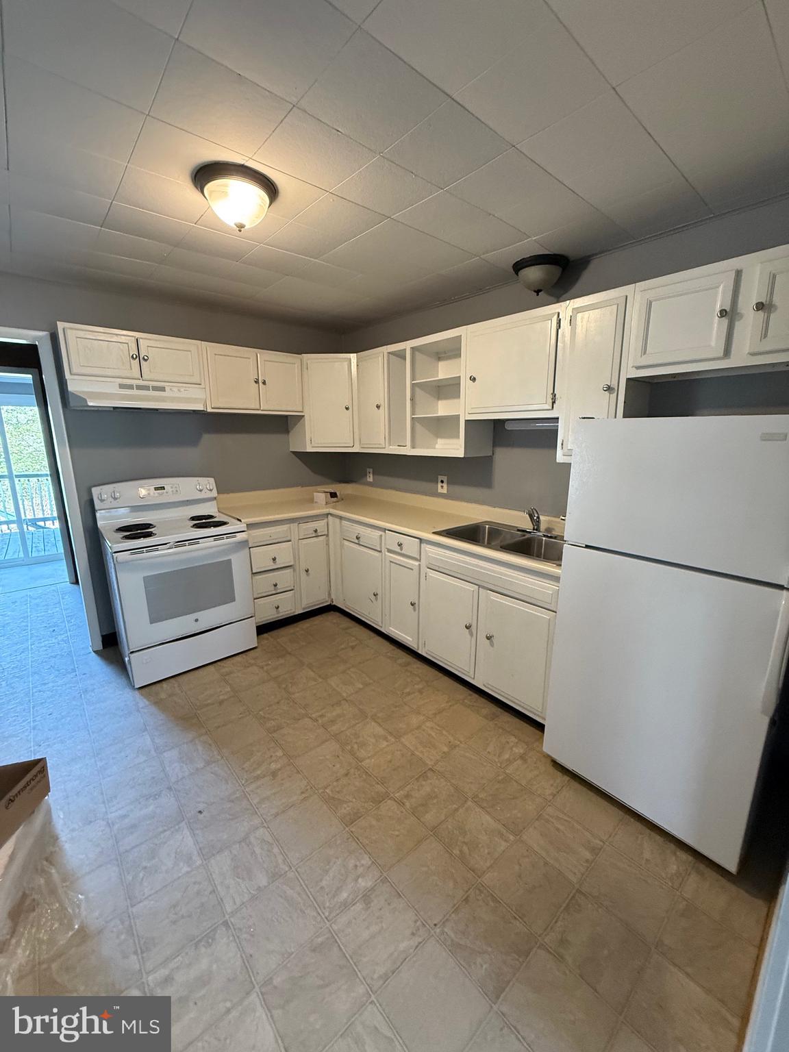 WHITE SANDS - Residential Lease