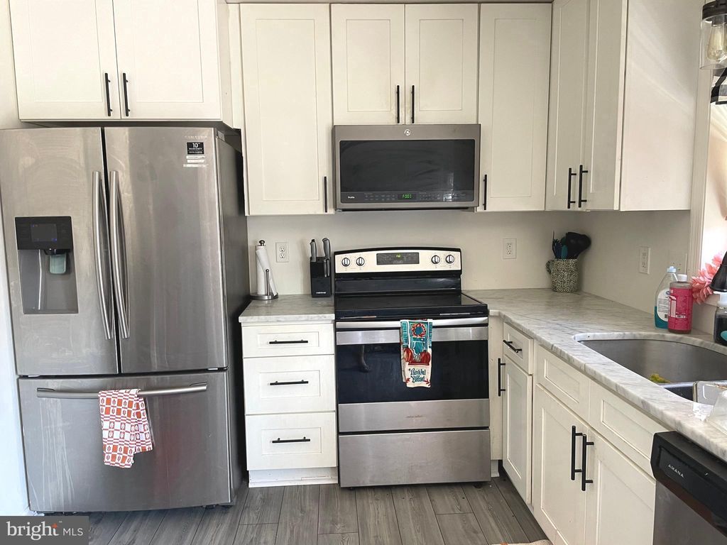 Photo of 2405 FRANKLIN DR, EAST PETERSBURG, PA 17520 (MLS # PALA2040364)