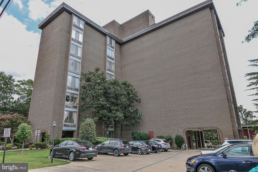 SPAC & SUNNY 1 BR, 1 BA UNIT IN SMALL WELL MANAGED CONDO. TERRIFIC LOCATION. CLOSE TO SHOPS, RESTAURANTS, IWO JIMA PARK, METRO & ART BUS OUT FRONT.  WOOD FLRS THRUGHOUT. READY FOR MOVE-IN.  20 FT. BALC OVERLOOKS FT. MYER BASE W/TREED VIEW & SOUTHERN EXPOSURE.  BR & DR HAVE WESTERN EXPOSURE SO ENTIRE UNIT IS SUN-FILLED ALL DAY ALSO. A MUST SEE.  LB ON RAIL IN REAR OF PKG LOT TO LEFT OF BLDG.