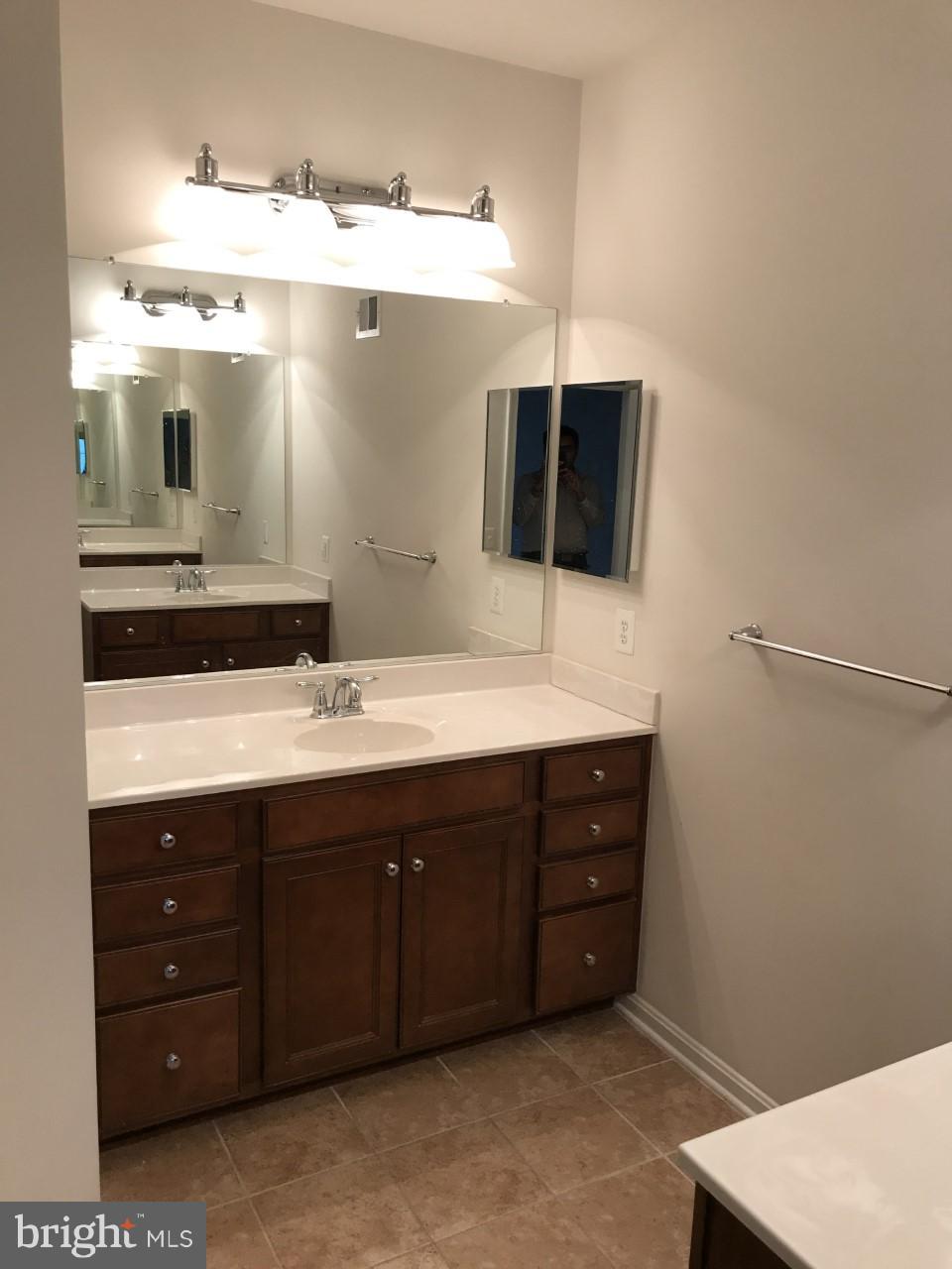 RESIDENCES AT DULLES PRK - Residential Lease