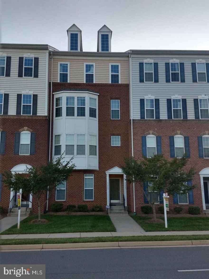 2700sq ft, 3 BR and 2.5 Bath one attached Car garage Two Level Condo Town home. Dylan model(k-hov). Modern kitchen with granite and GE steel appliances. Hard wood iand carpet in First floor. CLOSE to AOL, RAYTHEON and VERIZON.