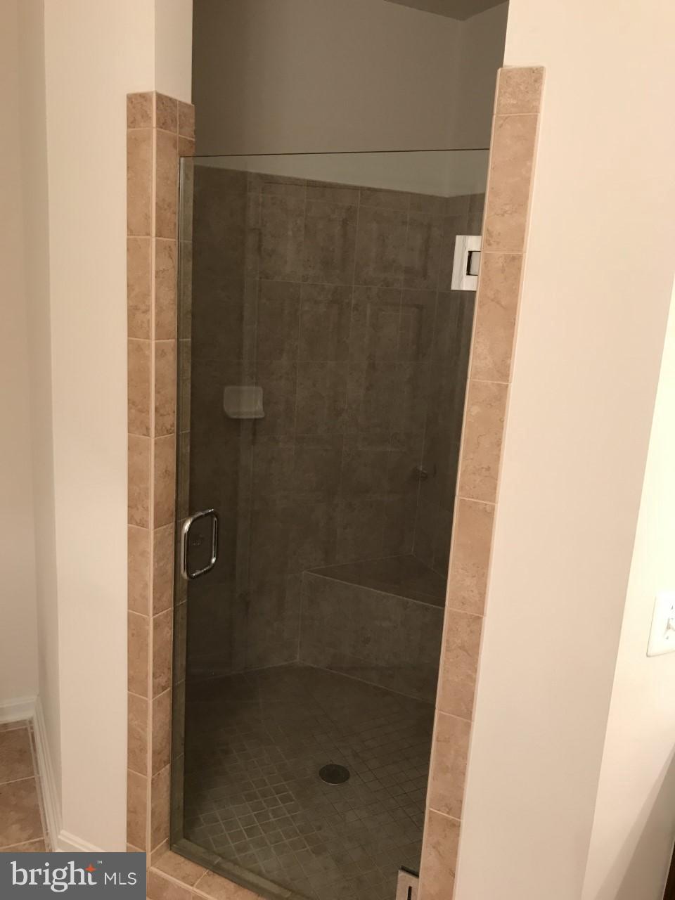 RESIDENCES AT DULLES PRK - Residential Lease