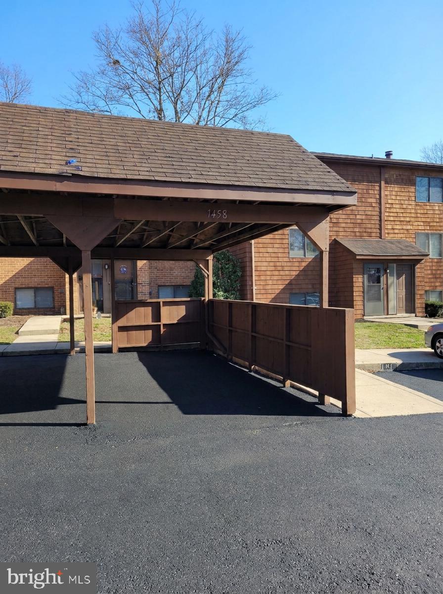 7458 HICKORY LOG CIRCLE