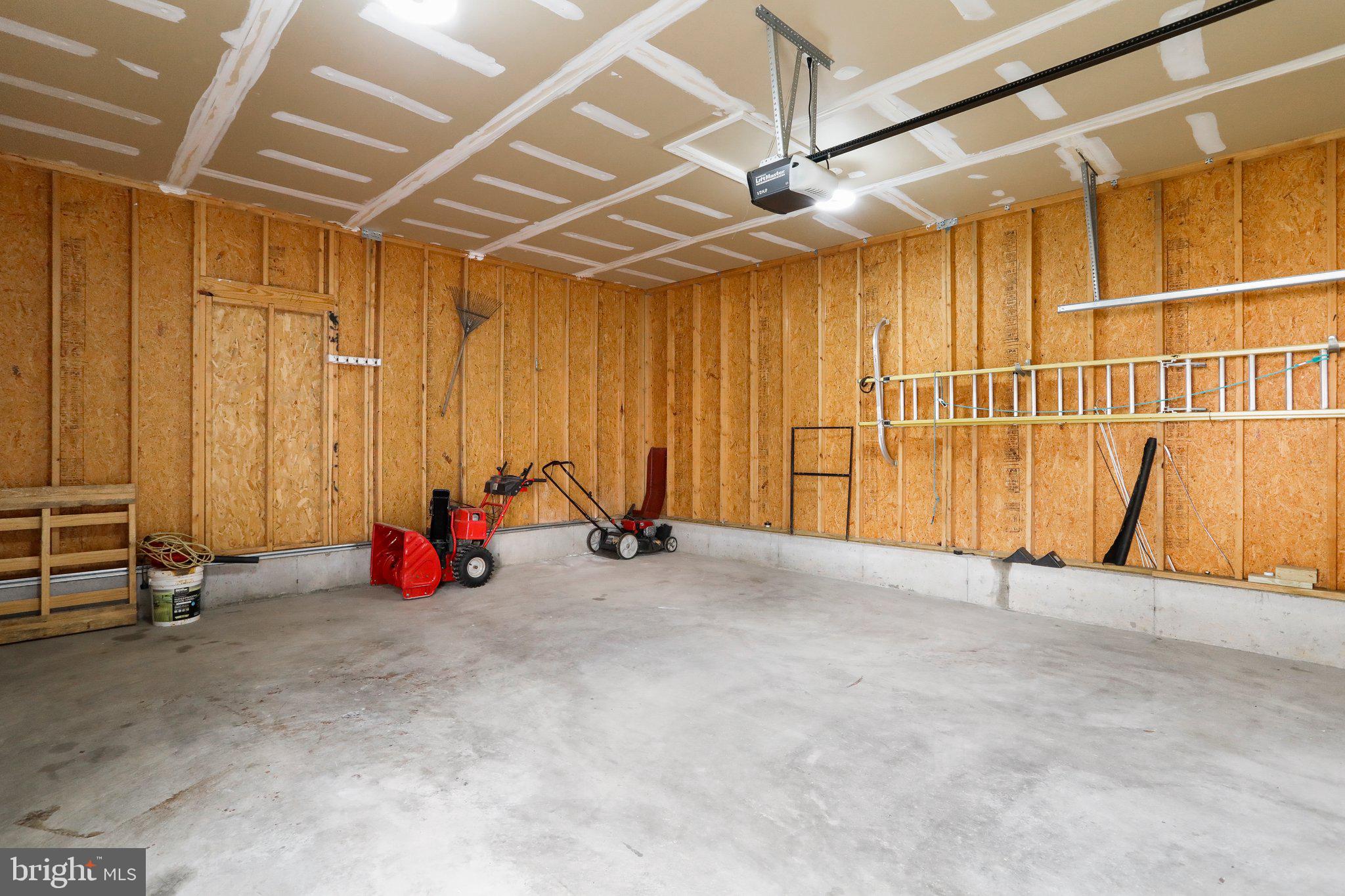 LAKELAND PLACE - Residential Lease