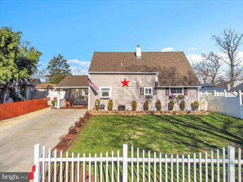 Homes For Sale - 35 Honeysuckle Lane<br/> Bucks County, LEVITTOWN, PA 19055