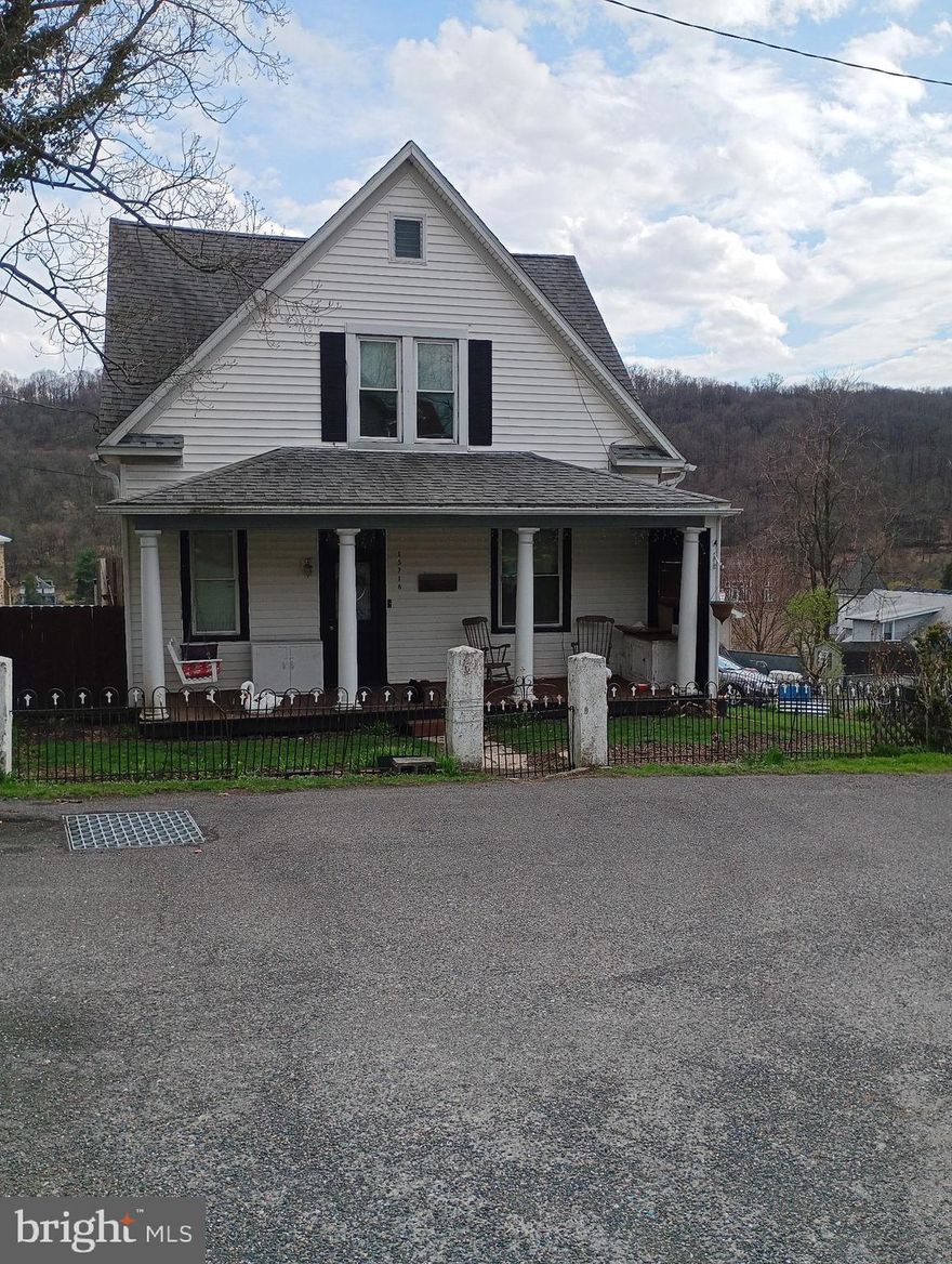 **Investor Special!** This two-story, three-bedroom, one-bath home features wood floors and charming woodwork, perfect for adding your personal touch. It also includes a large two-car detached garage.
AUCTION! Do not email any offers, as the property is being sold via auction; all bids must be submitted online during the auction period. The sale will be subject to a 5% buyers premium pursuant to the Auction Terms & Conditions (minimums may apply). All auction bids will be processed subject to seller approval. The property information provided is estimated and not guaranteed (including bedroom/bathroom count). Cash bids only, as you cannot access the unit. BIDDING STARTS 04/10/2026. The buyer's agent is to pay a $200 plus sales tax offer management fee at closing of an accepted offer.