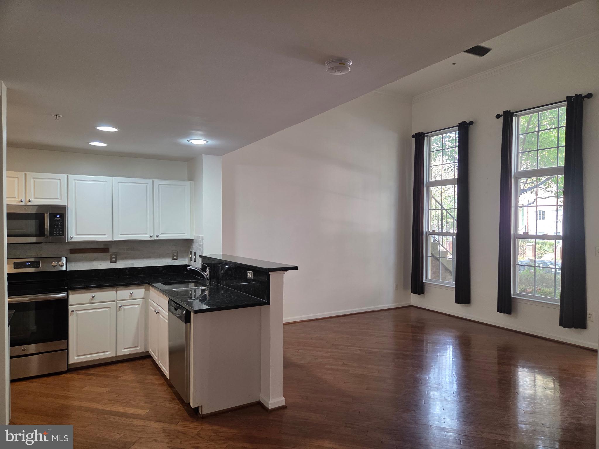 LINCOLN PARK - Residential Lease