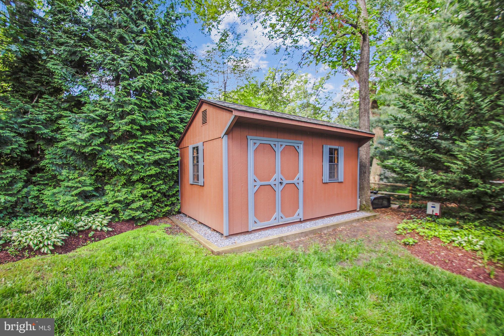 890 LAUREL WAY