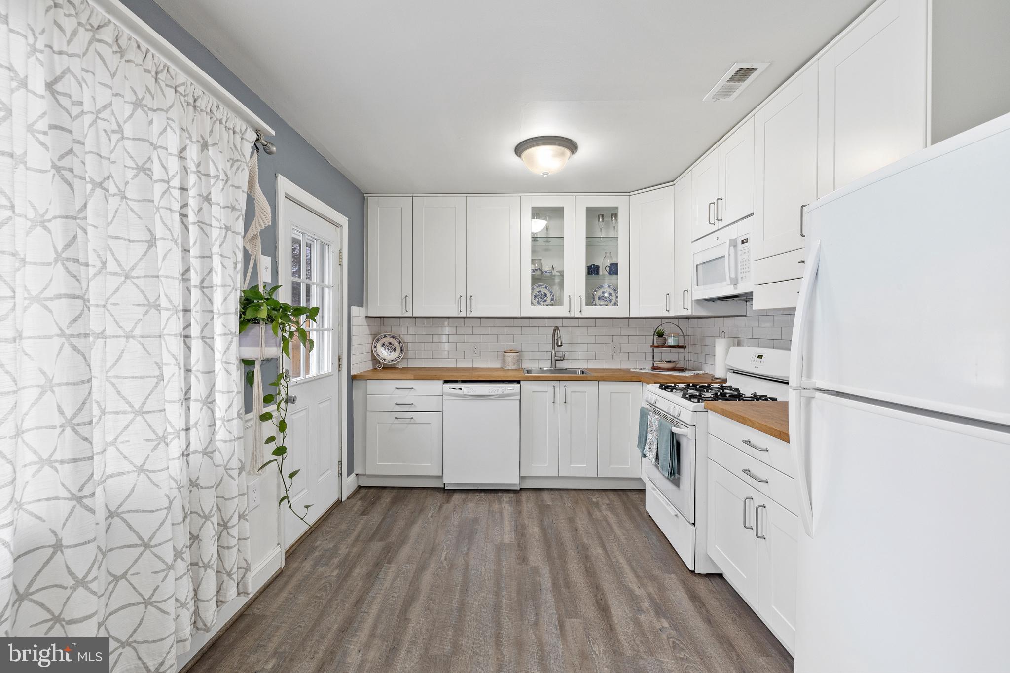 COUNTRY CLUB ESTATES - Residential