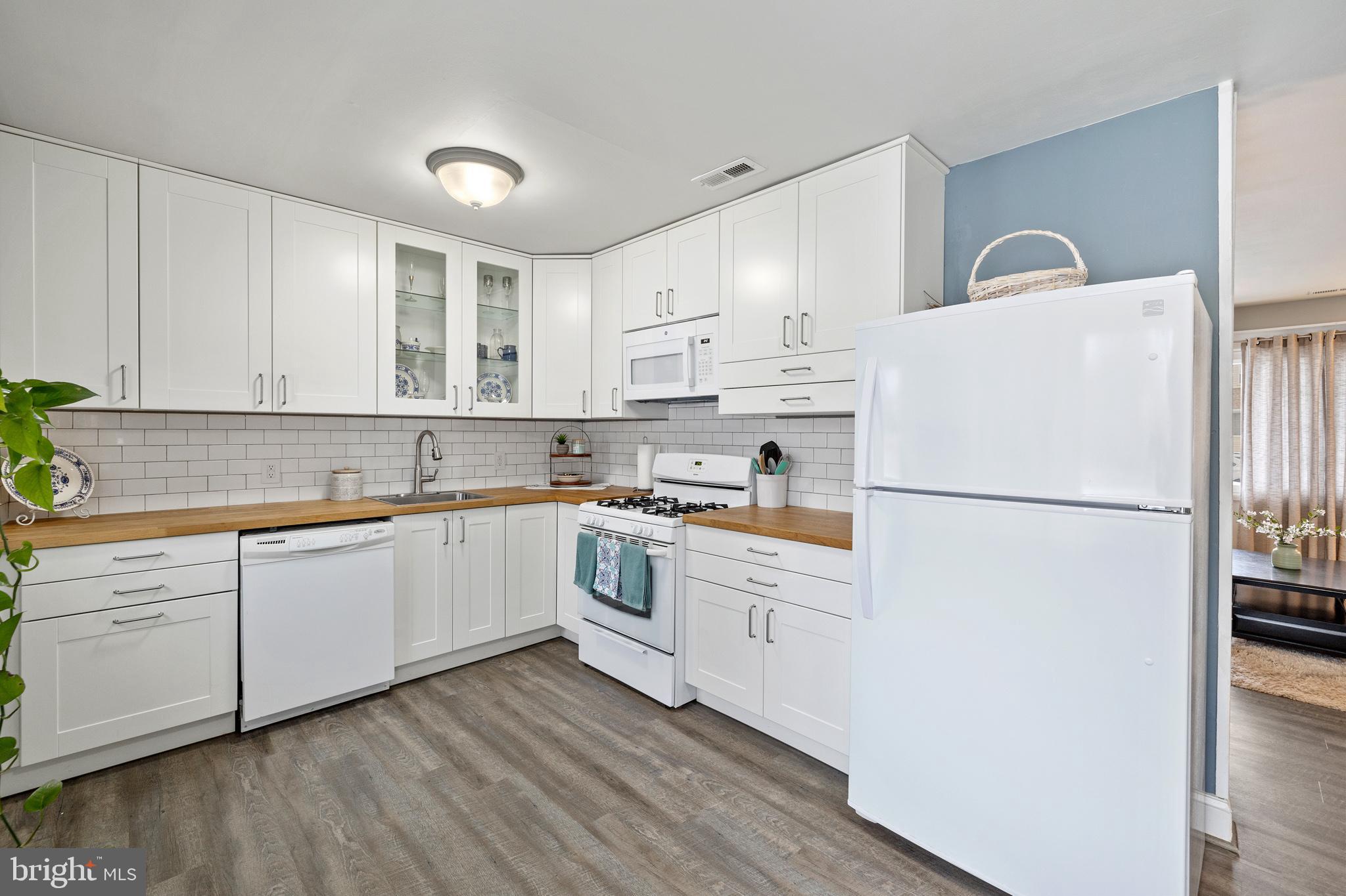 COUNTRY CLUB ESTATES - Residential