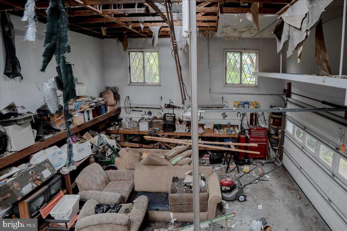 ROLLING HILLS - Residential