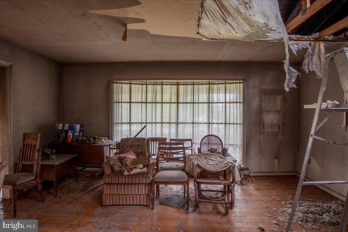 ROLLING HILLS - Residential