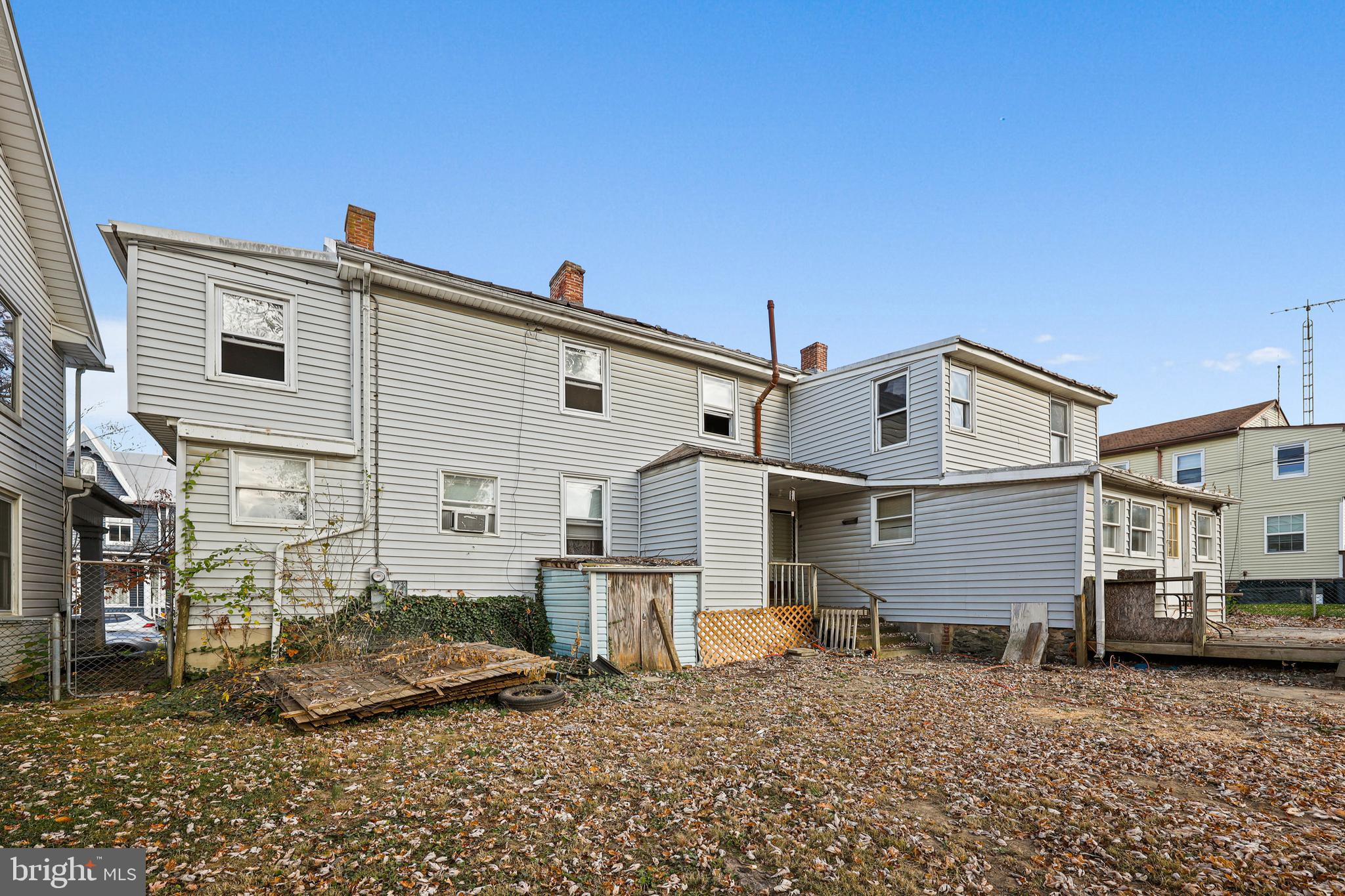 Main image without alt text