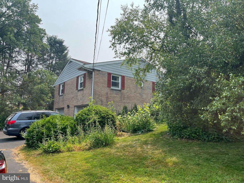 Photo of 293 TENNYSON DR, LANCASTER, PA 17602 (MLS # PALA2036210)