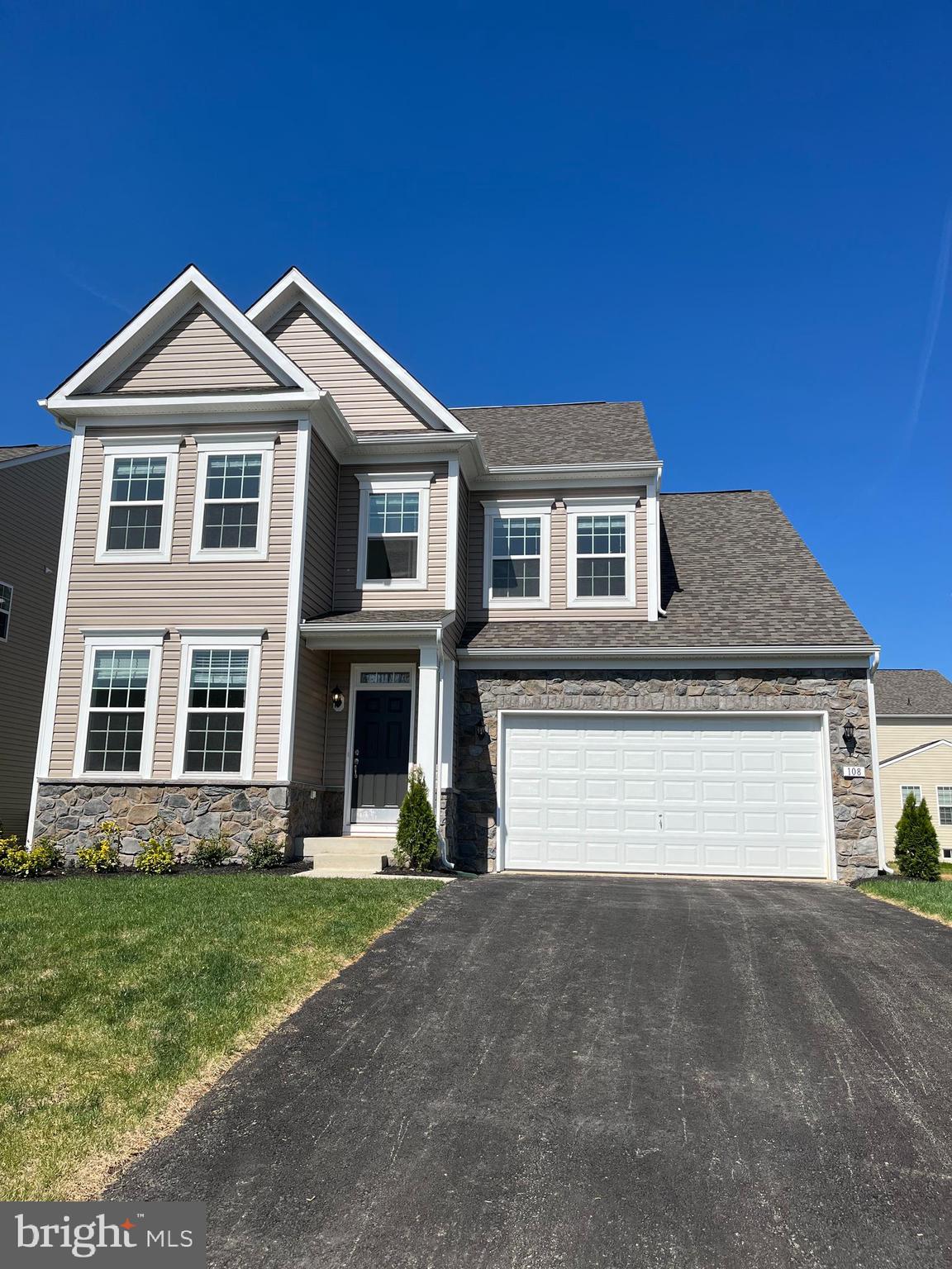 Lower level apartment. Located in Martinsburg Station. Convenient to stores and schools and interstate. Community Pool, Clubhouse, catch and release lake for fishing, tennis courts, play ground, all within walking distance.
Apartment features large kitchen/family room combo., Basement level features suite with kitchen, full bath, and washer and dryer. Exterior door exit to back yard.