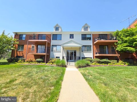 Photo of 125 - T Clubhouse Drive SW #7, LEESBURG, VA 20175 (MLS # VALO2124692)