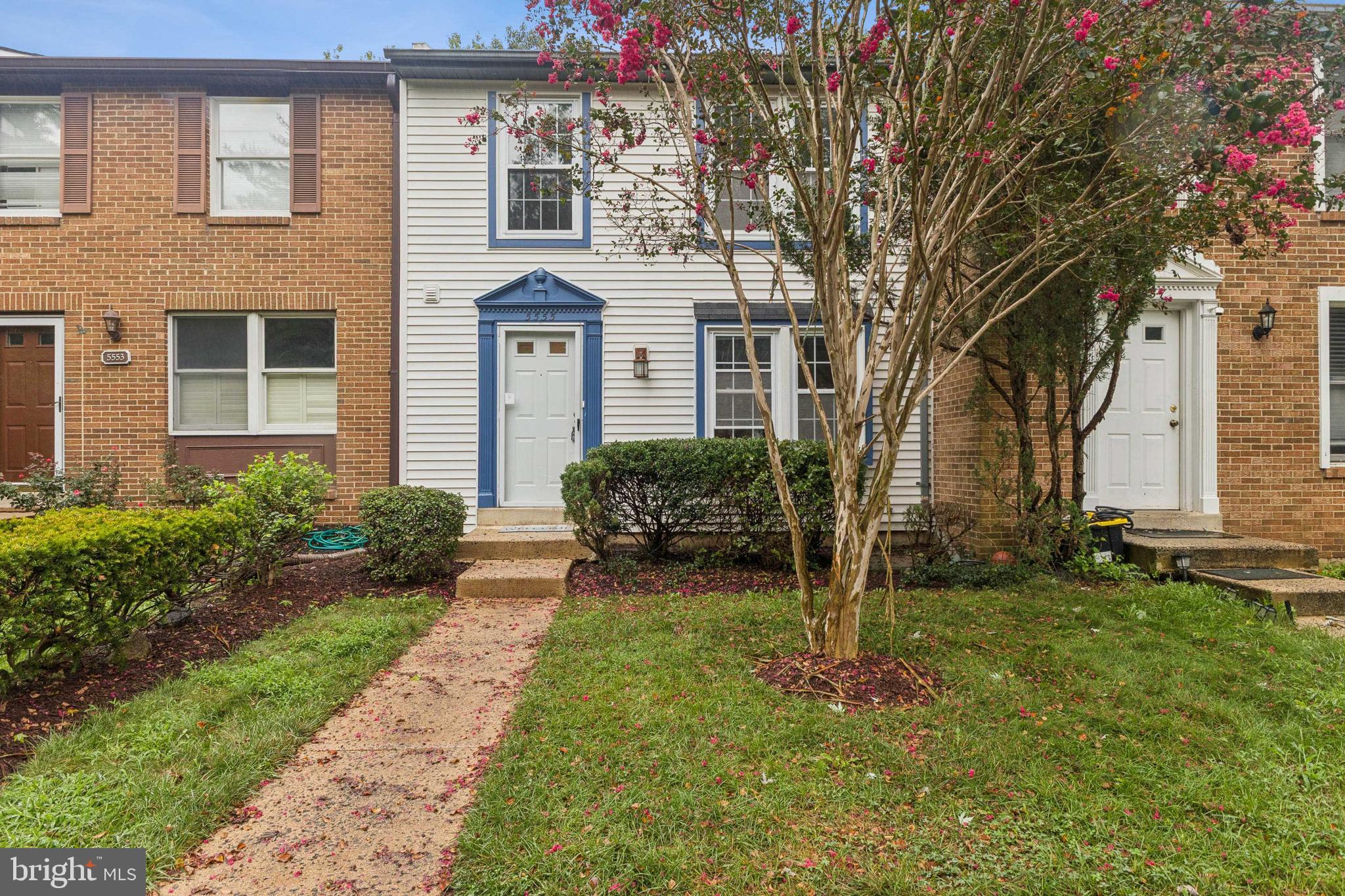 Brand-new kitchen & appliances! New half bath off lower-level family room! Spacious and freshly painted! Bright & welcoming throughout!
Located in the desirable Whitfield neighborhood of Fairfax, this thoughtfully designed townhome offers comfort, space, and everyday convenience. Two assigned parking spaces, trash service, and HOA fees included in rent.
Pets welcome (case-by-case). 650+ credit score required. Available now.