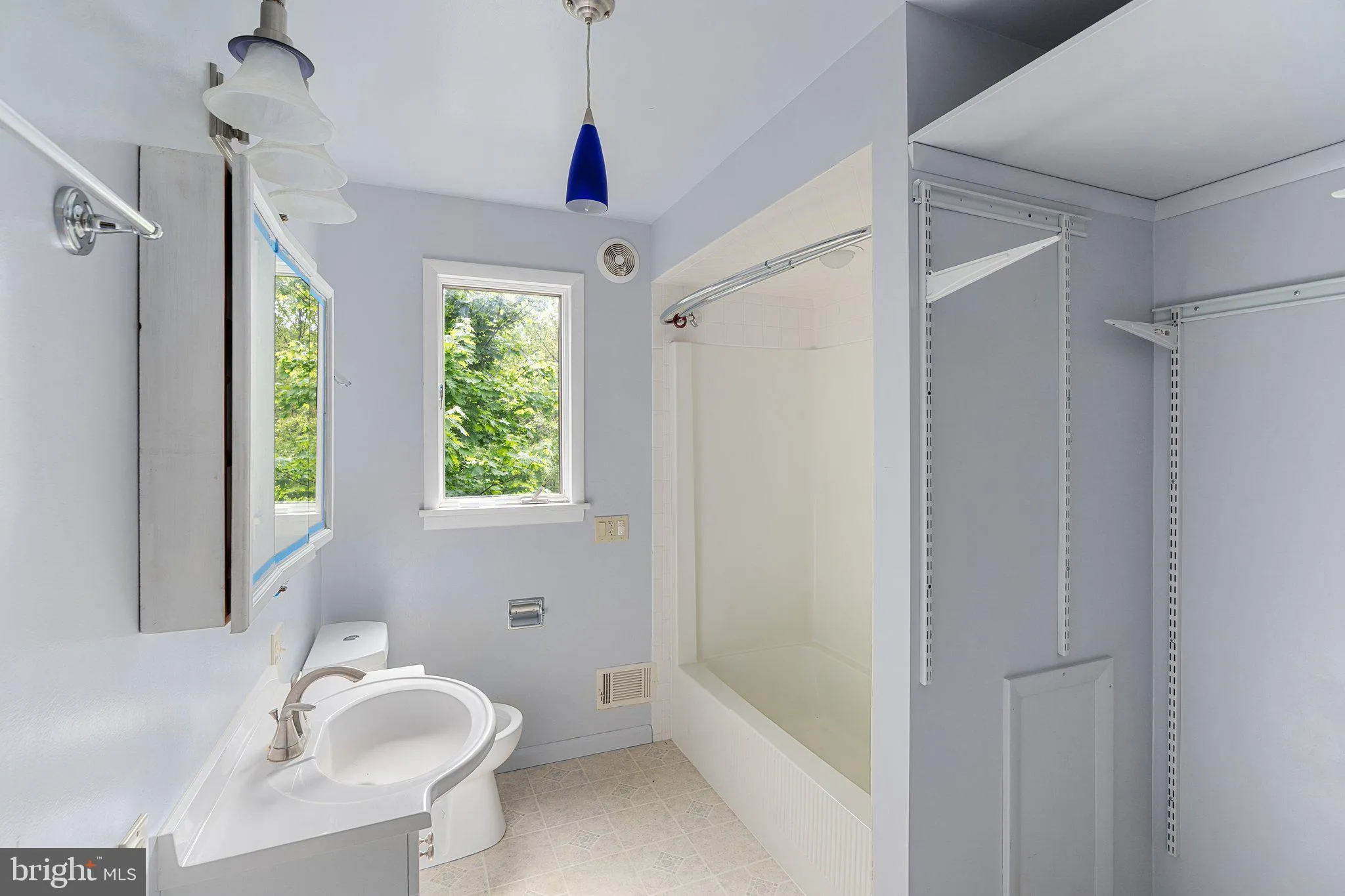 Zionsville, Pennsylvania 18092, United States, 5 Bedrooms Bedrooms, ,4 BathroomsBathrooms,Residential,Pending,124313