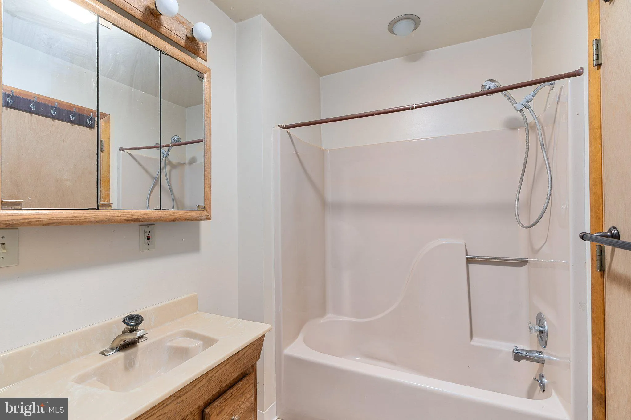 Zionsville, Pennsylvania 18092, United States, 5 Bedrooms Bedrooms, ,4 BathroomsBathrooms,Residential,Pending,124313