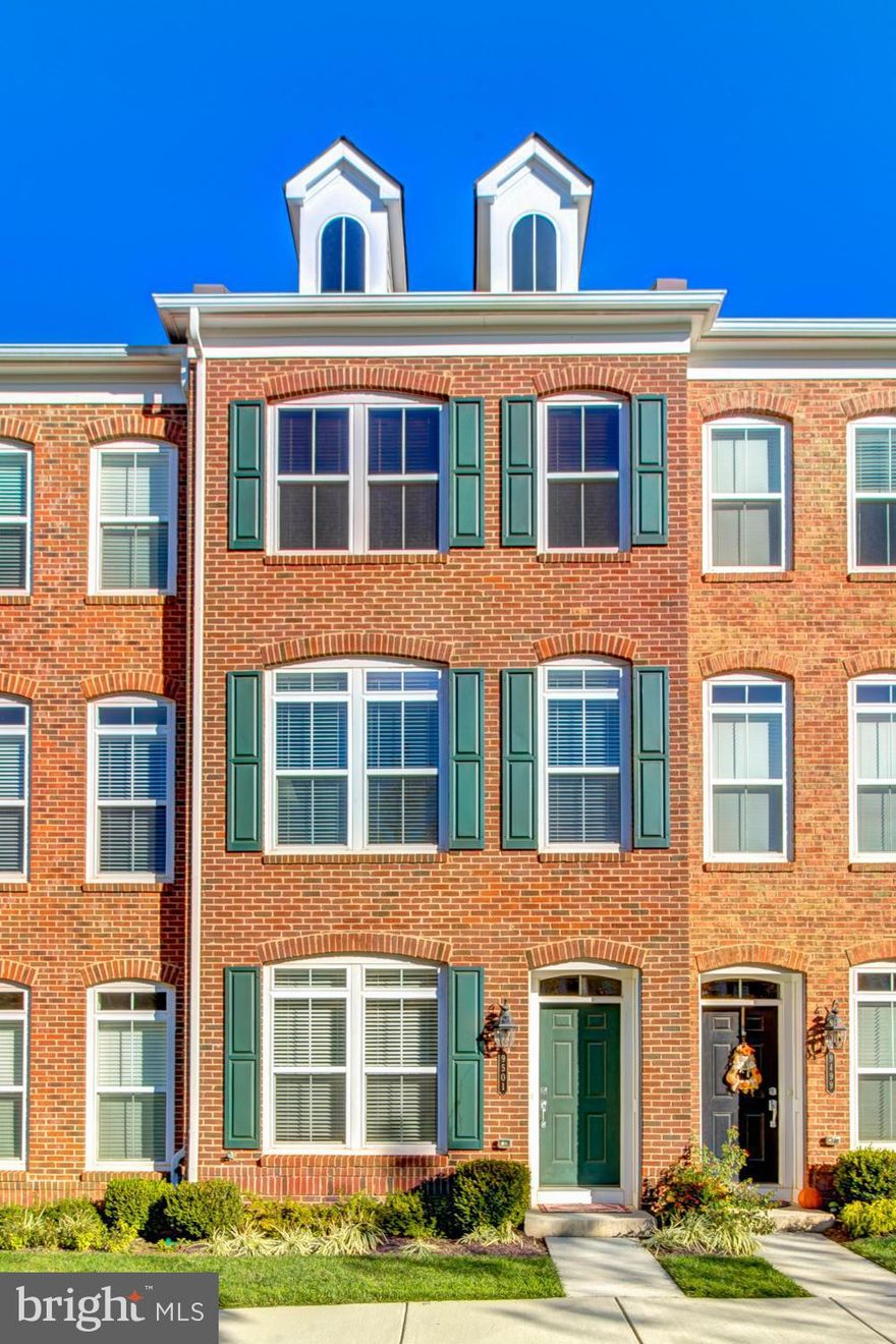 WALK TO METRO& NEAR  RESTAURANTS & SHOPS FROM THIS SLEEK, STYLISH & SOPHISTICATED GARAGE TOWNHOME WHICH SHOWS LIKE A MODEL! OPEN, & SPACIOUS FLOOR PLAN PERFECT FOR ENTERTAINING. GORGEOUS GOURMET KITCHEN W/CHERRY CABINETRY, STAINLESS, GRANITE & BREAKFAST BAR. GLEAMING HARDWOODS ON 3 LEVELS. MASTER SUITE HAS STUNNING SPA BATH. 2 BEDROOMS W/EN-SUITE BATHS.ARCHITECTURAL DETAILING GALORE.