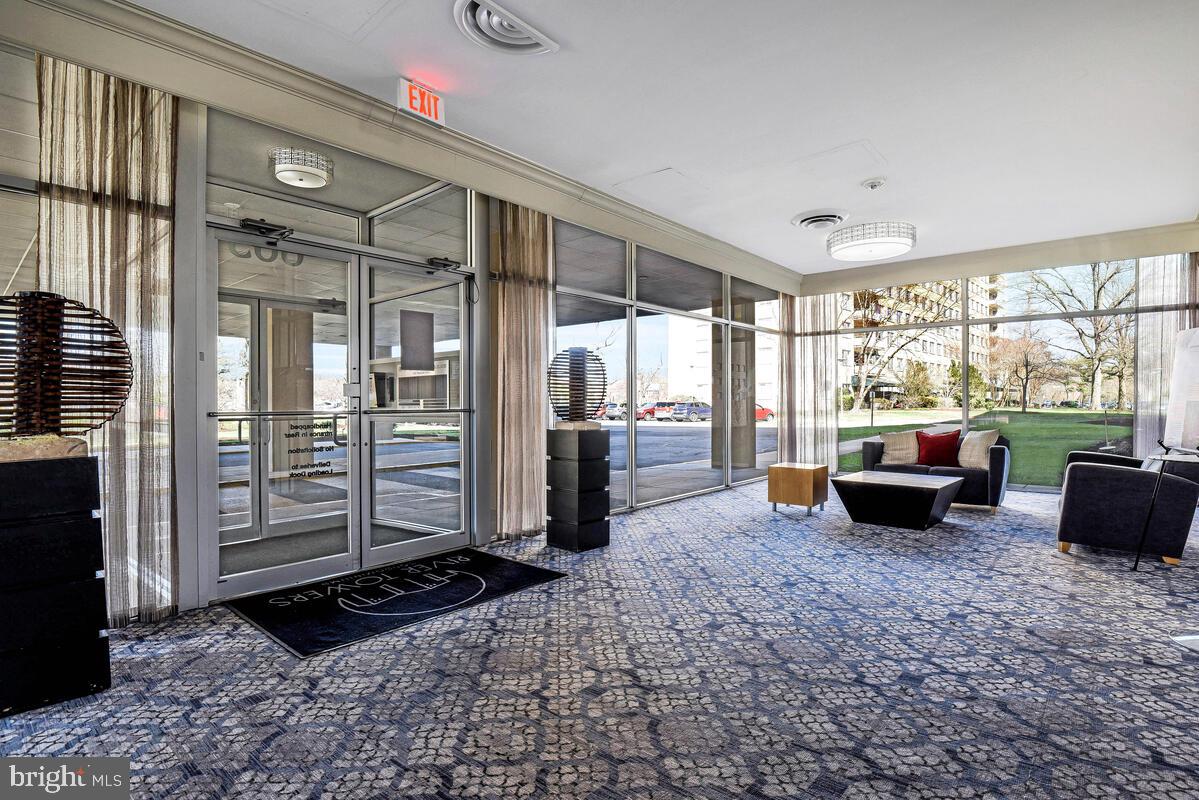 RIVER TOWERS - Residential Lease