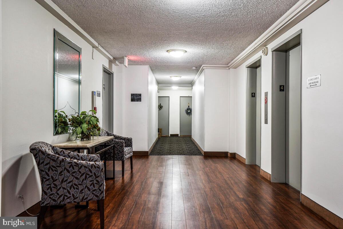 RIVER TOWERS - Residential Lease