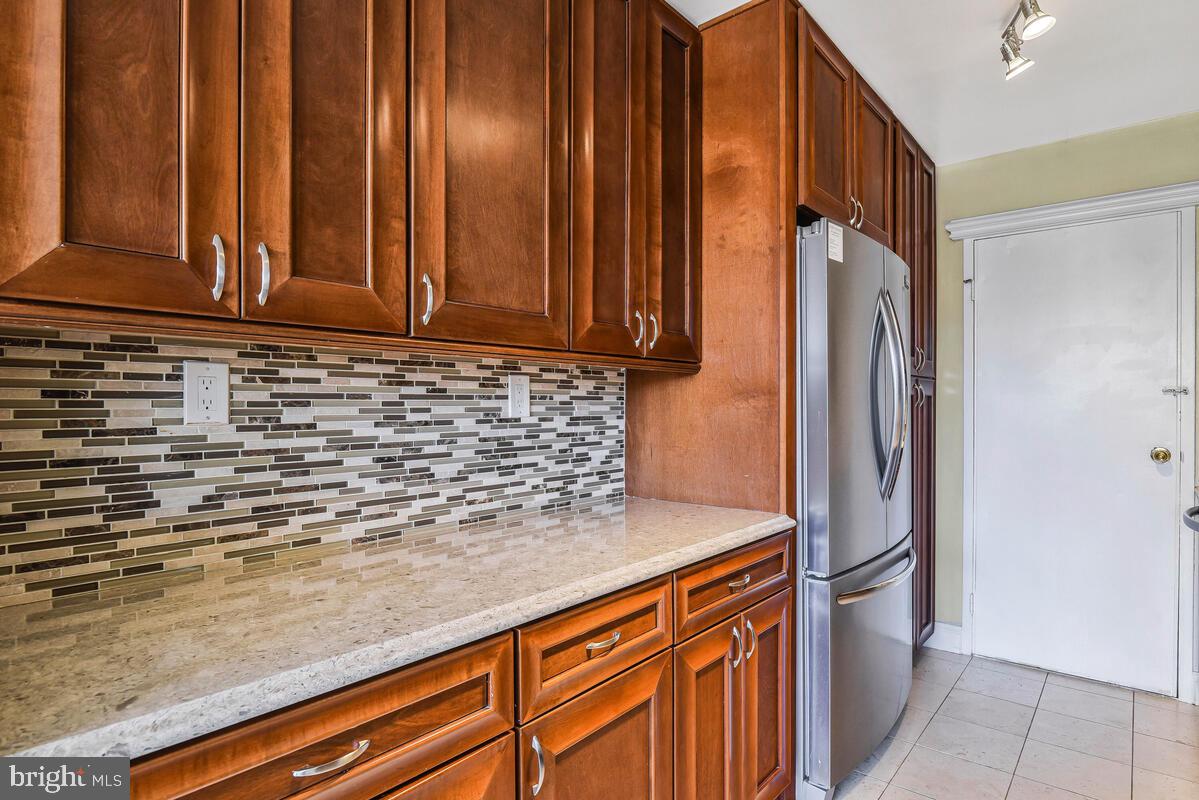 RIVER TOWERS - Residential Lease