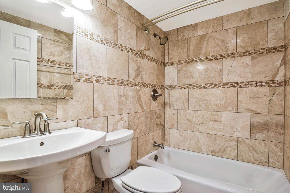 RIVER TOWERS - Residential Lease