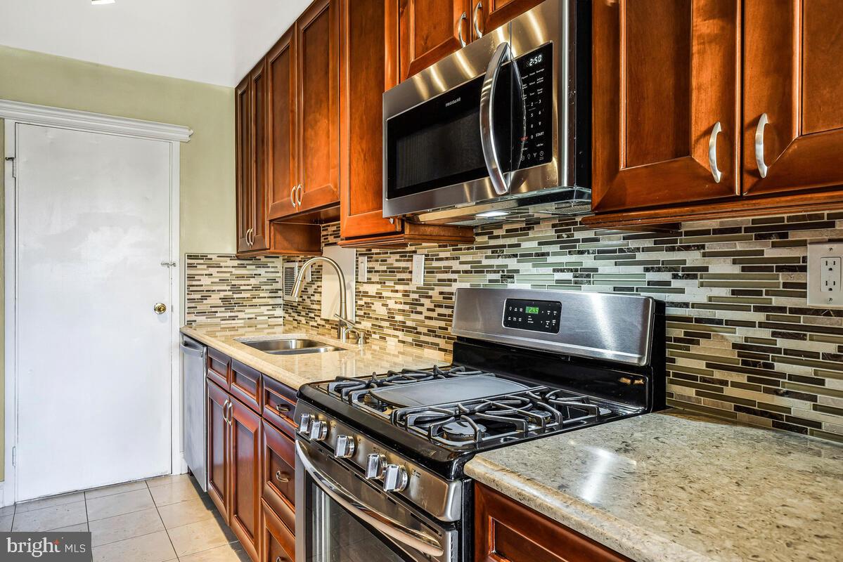 RIVER TOWERS - Residential Lease