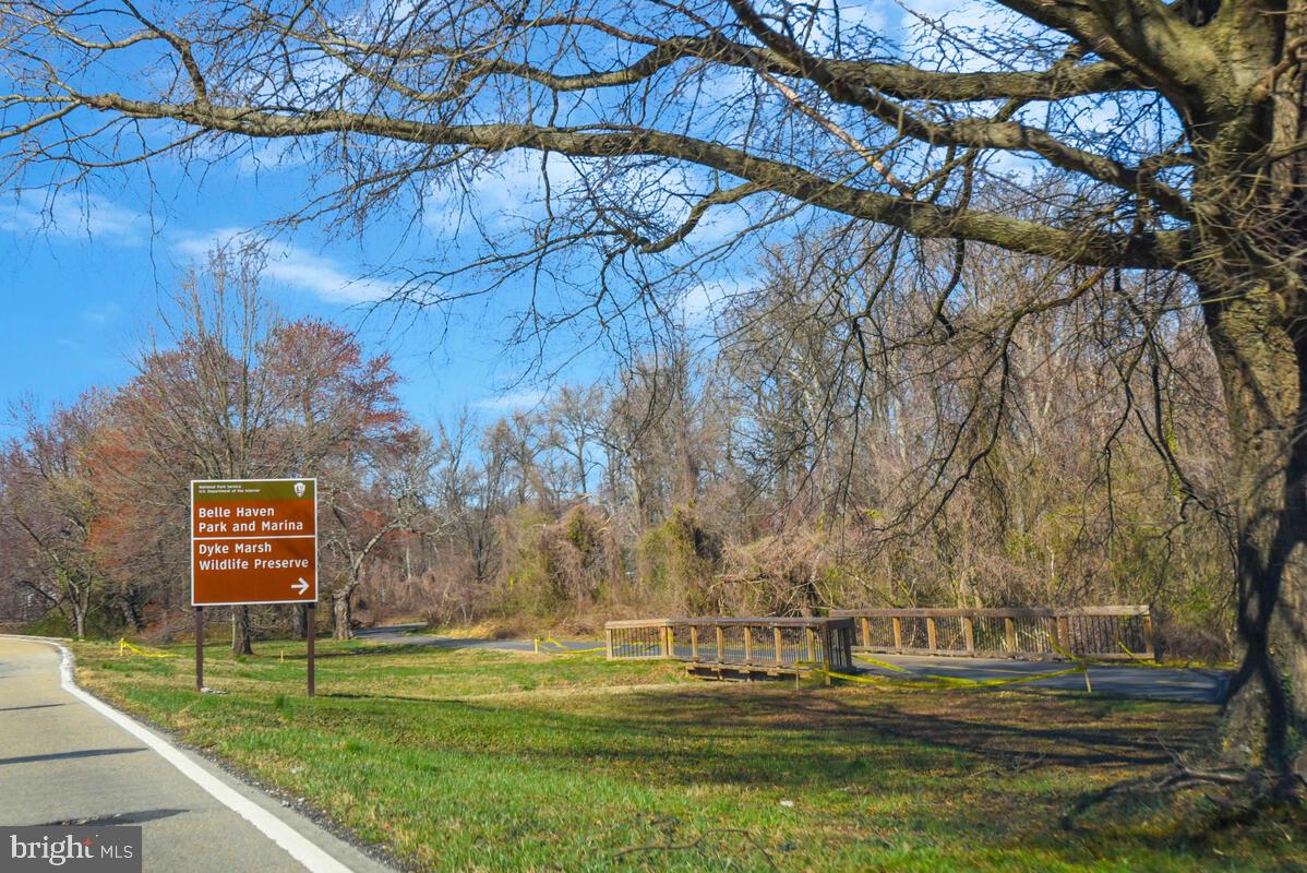 RIVER TOWERS - Residential Lease