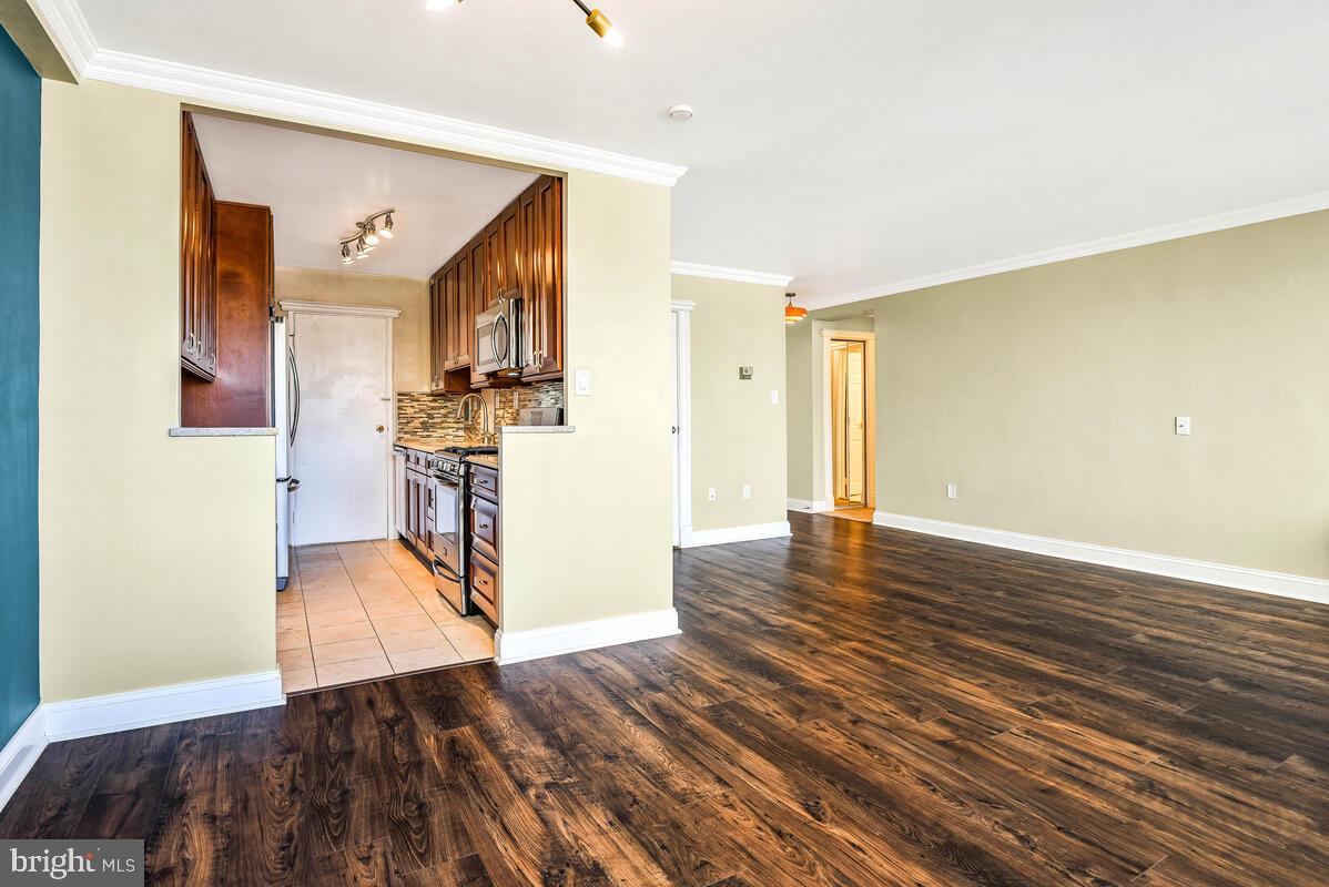 RIVER TOWERS - Residential Lease