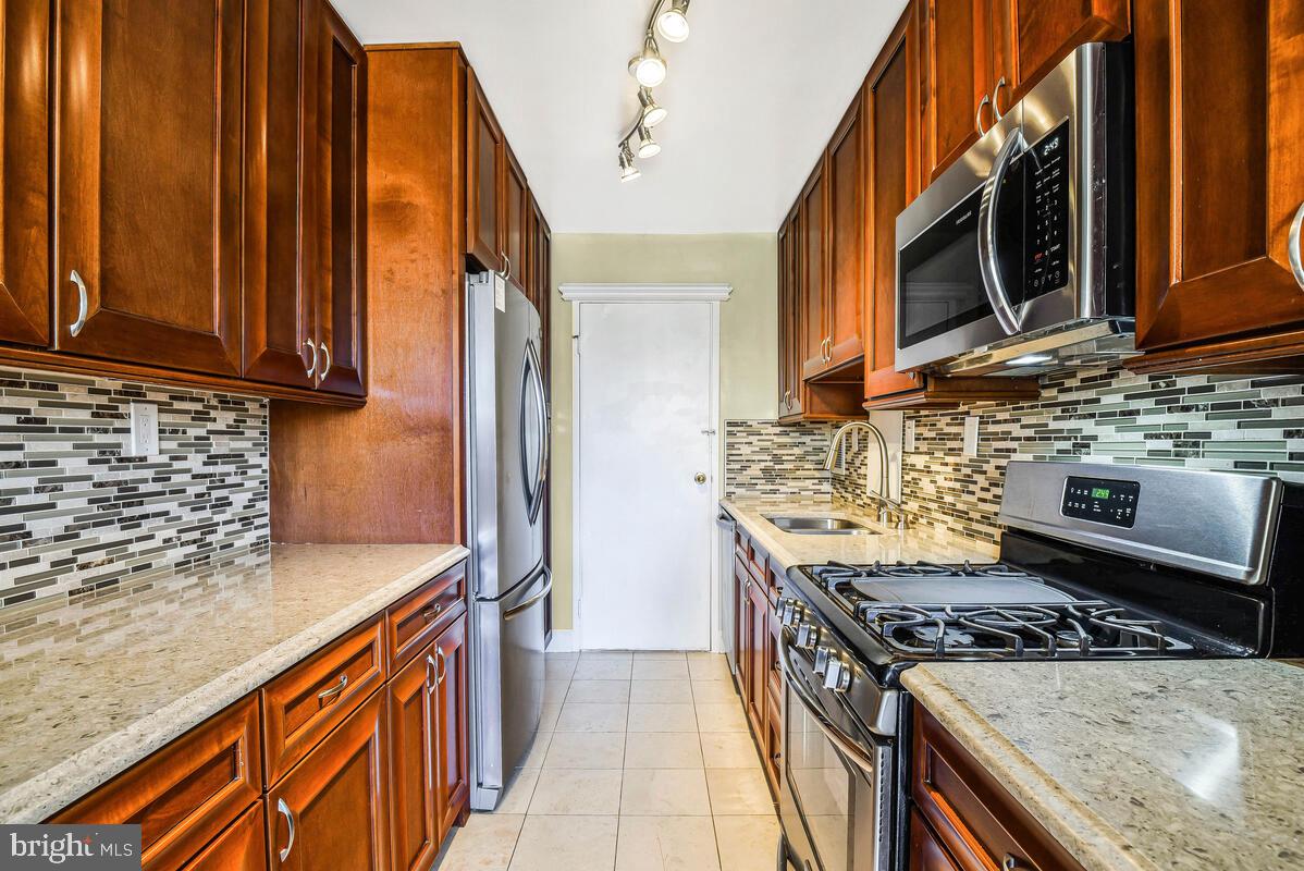 RIVER TOWERS - Residential Lease