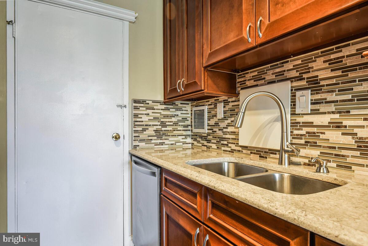 RIVER TOWERS - Residential Lease