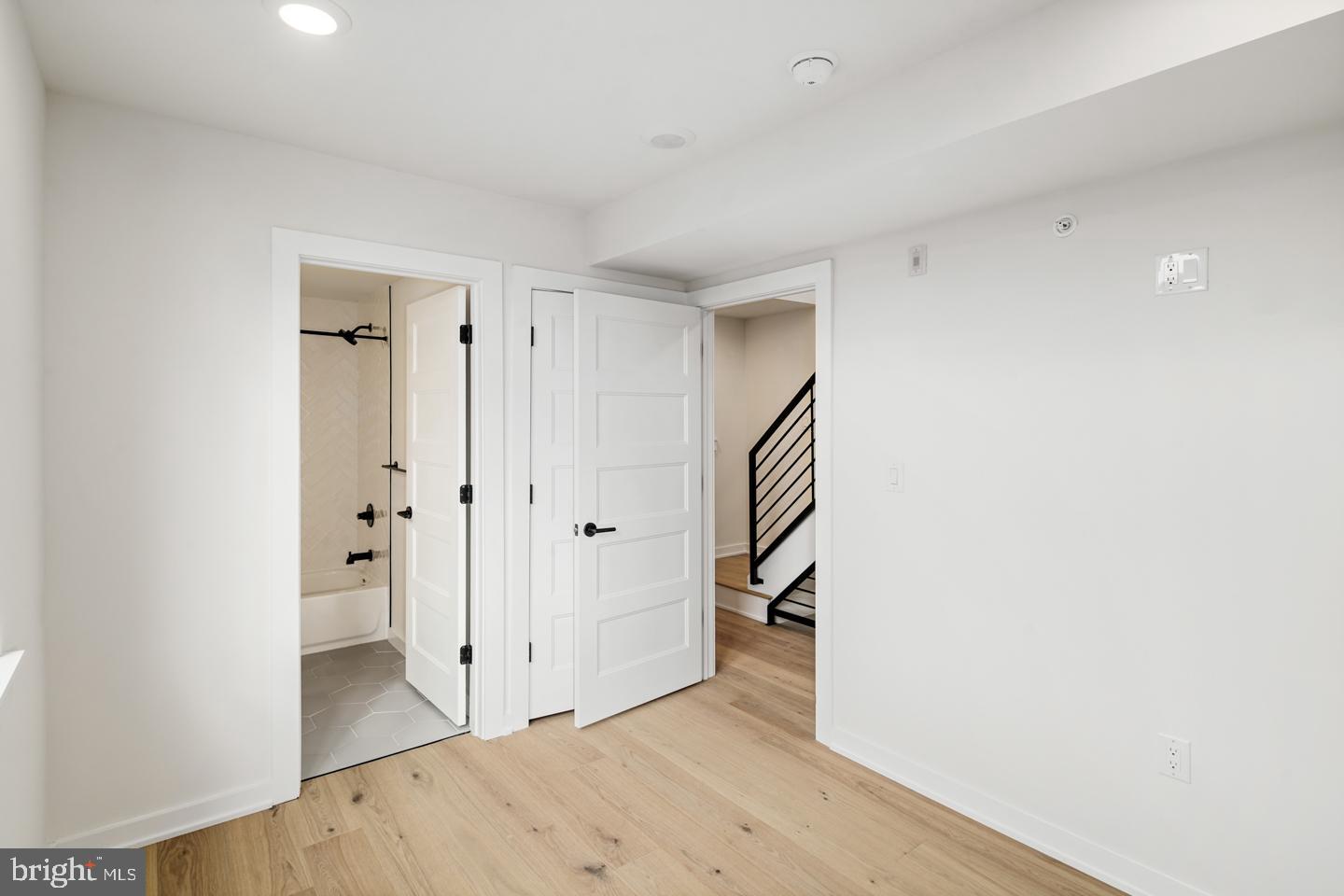 QUEEN VILLAGE - Residential