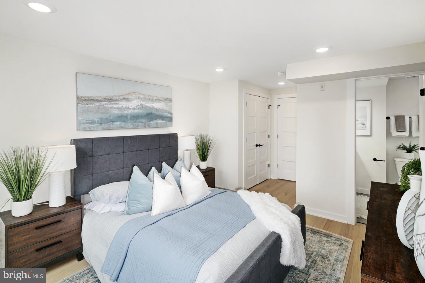 QUEEN VILLAGE - Residential