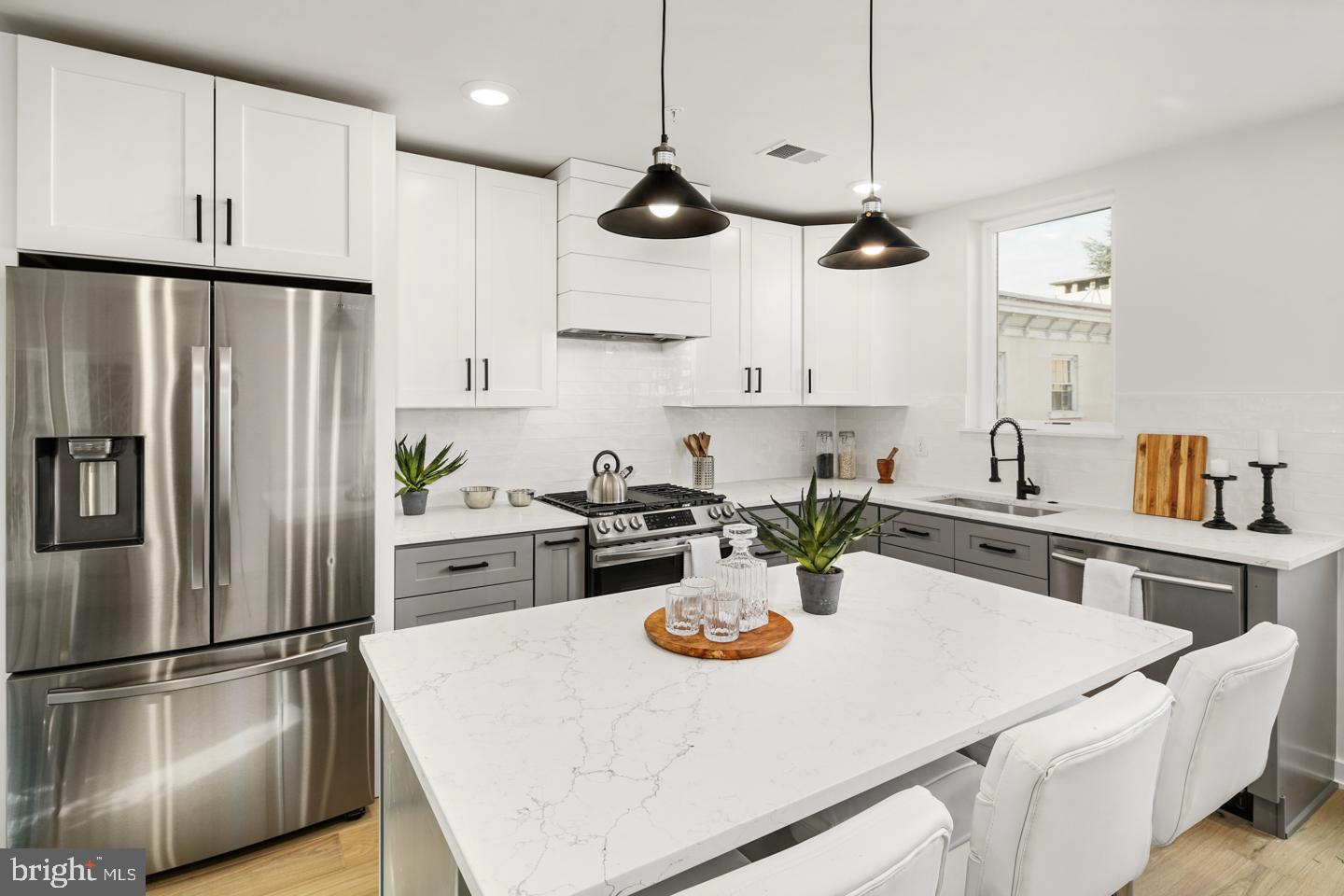 QUEEN VILLAGE - Residential