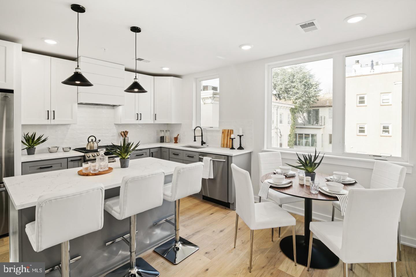 QUEEN VILLAGE - Residential