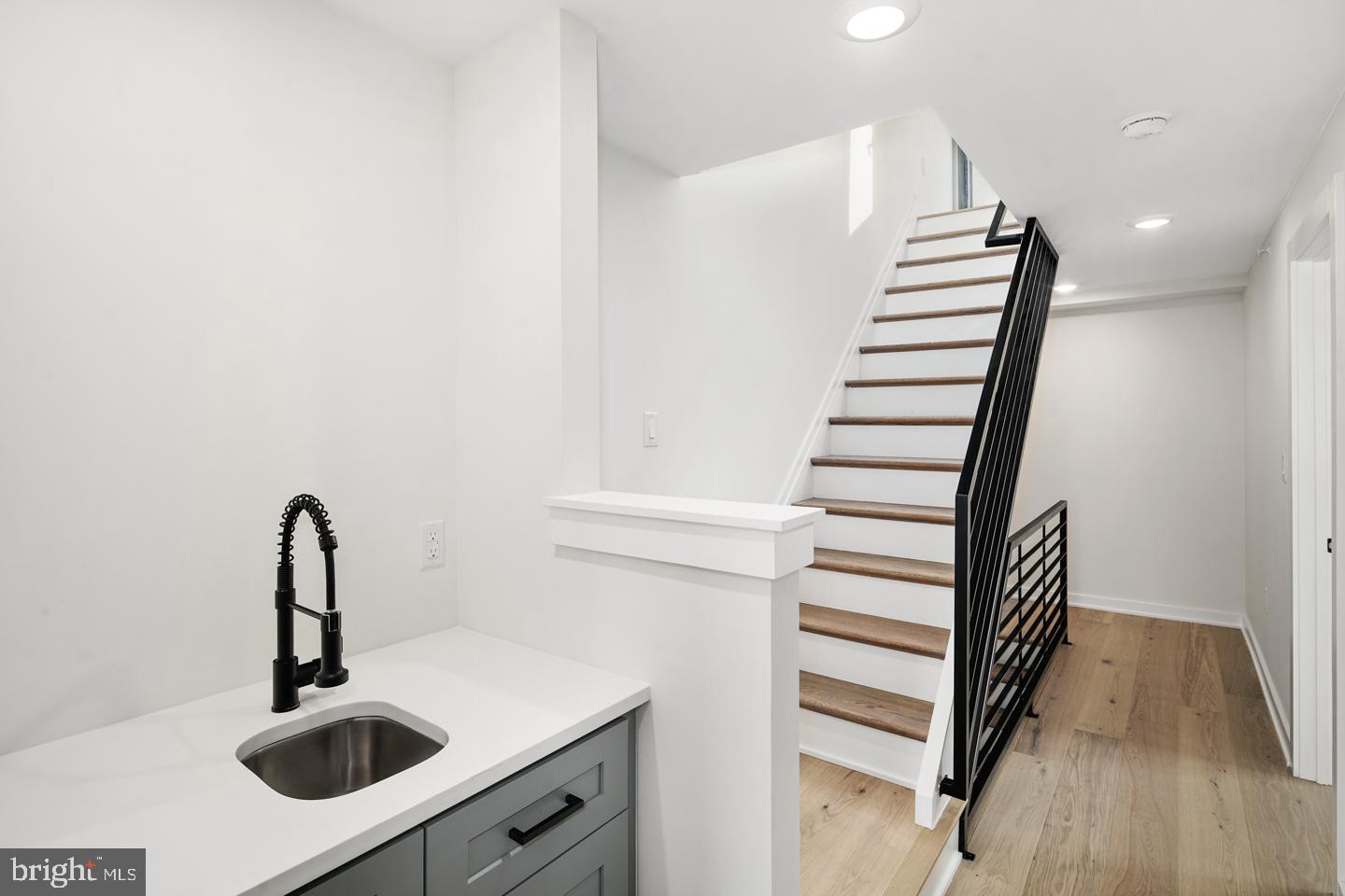 QUEEN VILLAGE - Residential